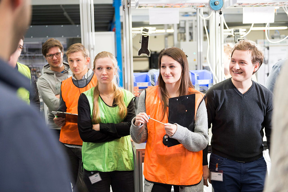 Internship at KIT: Students in a laboratory gaining a glimpse into applied research