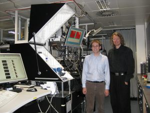 They developed a method to manufacture minute nanoantennas close to the technical limits:  Dr. Hans-J&uuml;rgen Eisler and Matthias Wissert from the LTI. (Photo by: LTI, from right to left)