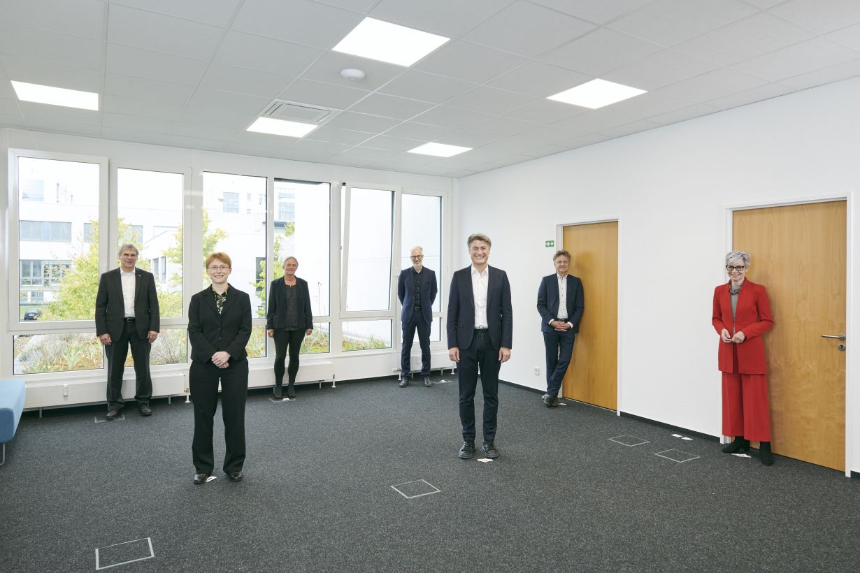 v.l.n.r.: Holger Hanselka (KIT), Eva L&uuml;bke (NFDI), Britta Nestler (KIT), Harald Sack (FIZ Karlsruhe), York Sure-Vetter (KIT, NFDI), Frank Mentrup (OB Karlsruhe), Sabine Br&uuml;nger-Weilandt (FIZ Karlsruhe) (Foto: Cynthia Ruf, KIT)