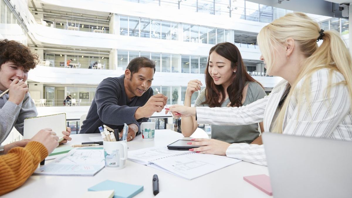 Interkulturelles Team bei einem Arbeitsgespräch