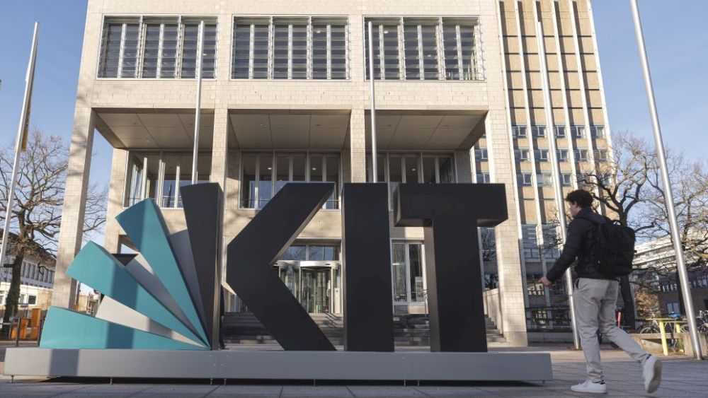 Großes KIT-Logo am Haupteingang des Campus Süd in Karlsruhe