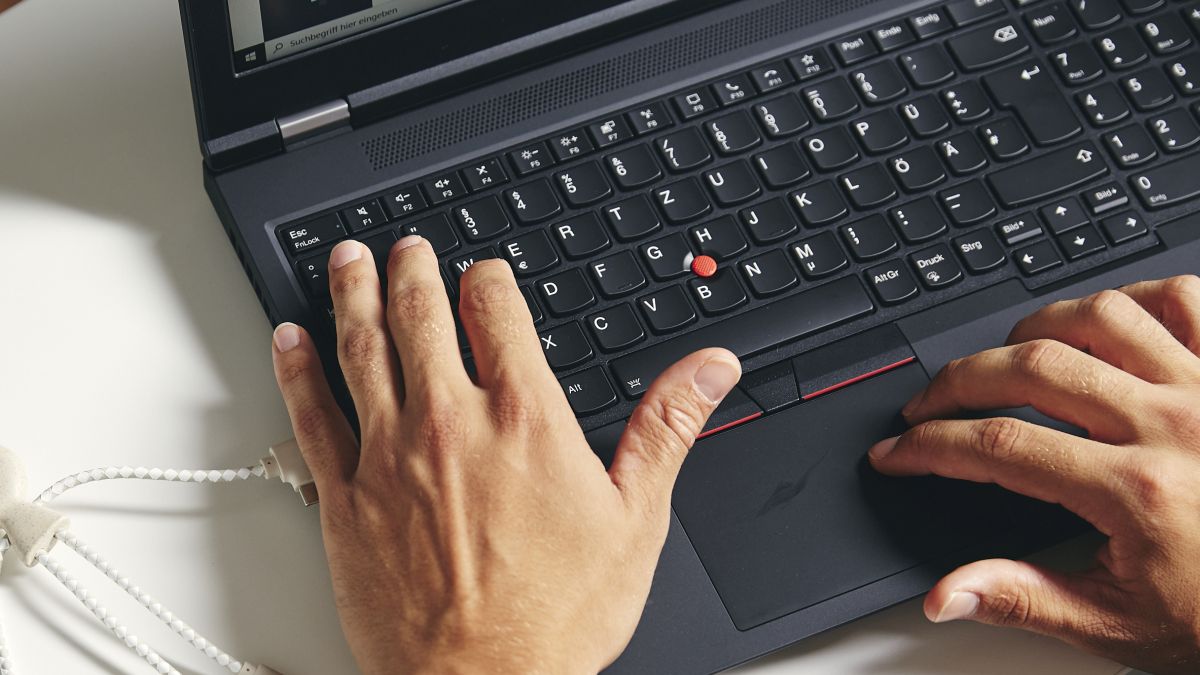 Bewerbungsunterlagen für eine Online-Bewerbung am Notebook erstellen