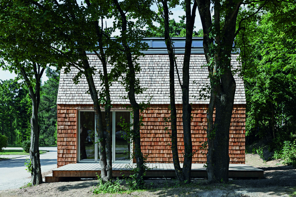 Ein Tiny House des Projekts zwischen mehreren Bäumen