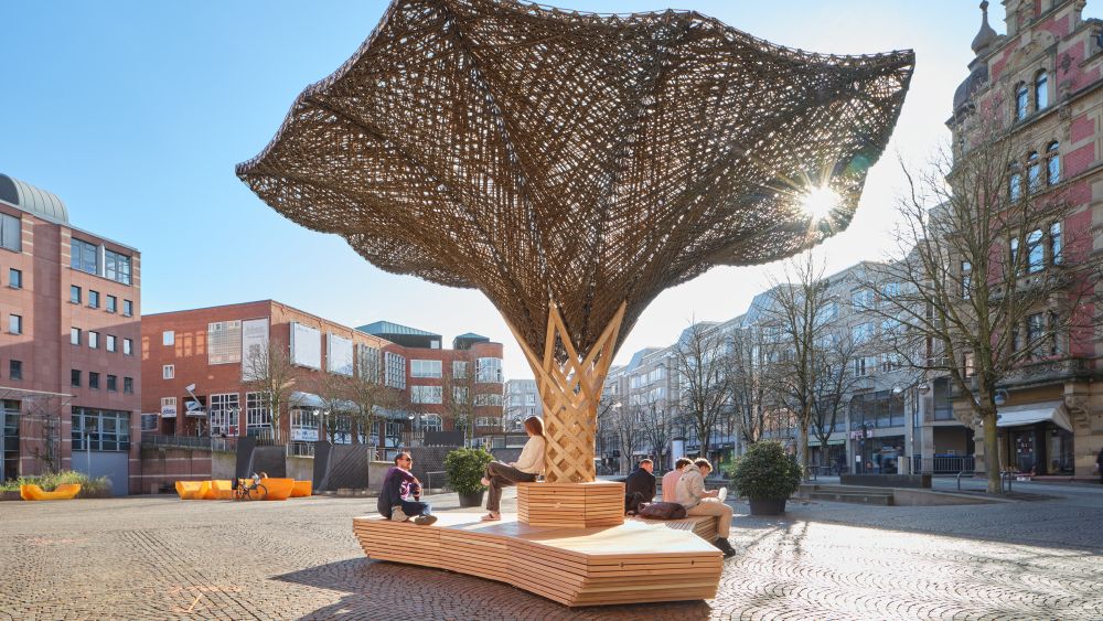 komorebi kombiniert eine zweistufige Sitzgelegenheit mit einem lichtfilternden Flachsfaserdach