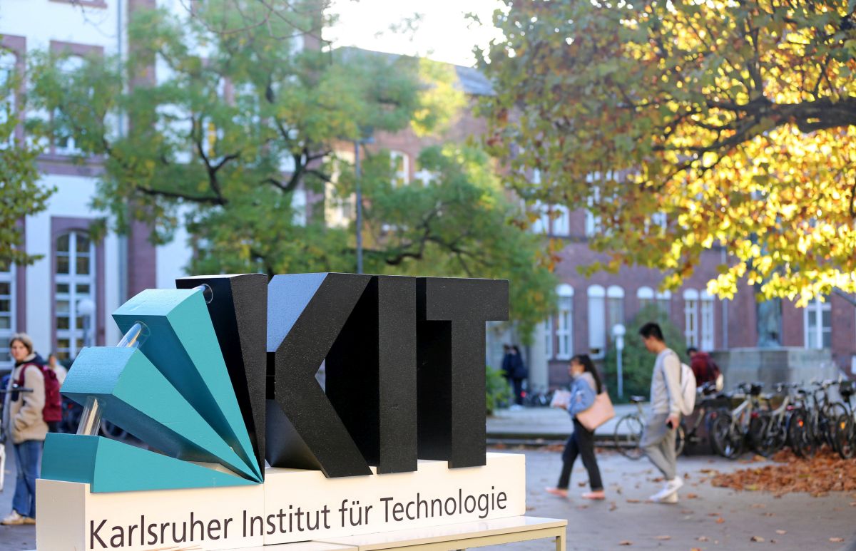 Großes  KIT-Logo auf dem Campus Süd des KIT