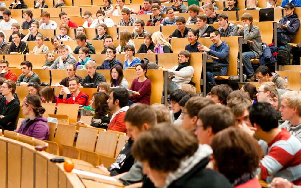 Duales Studium am KIT: Hörsaal mit vielen Studierenden