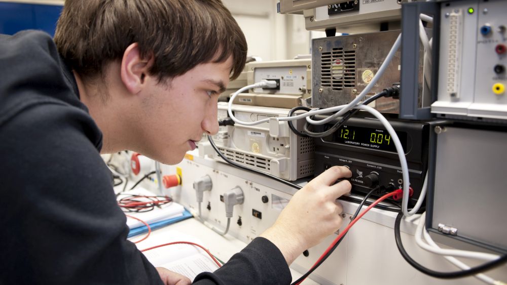 Laboranalytik am KIT: Techniker prüft Messgerät in einem Labor
