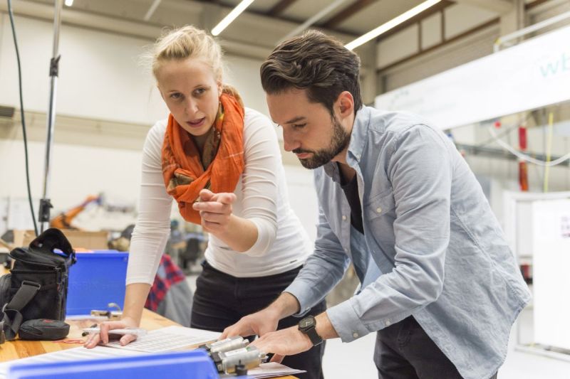 Zwei junge Forschende arbeiten zusammen in einem Labor