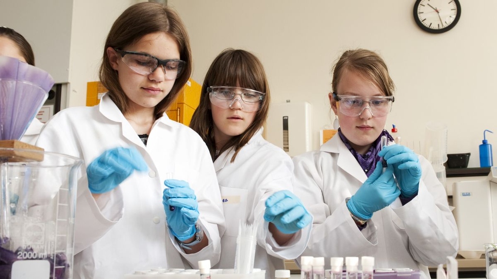 Experimentieren und informieren: Am Girls‘ Day können sich Schülerinnen am KIT über Berufsperspektiven insbesondere in den MINT-Fächern schlau machen. 