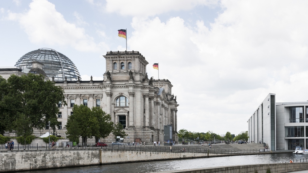 Reichstagsgebäude. Im Vordergrund die Spree.