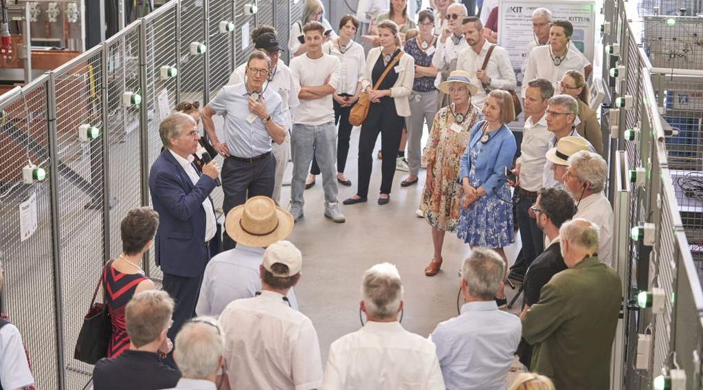 Wissenschaft zum Anfassen gab es auch am Energy Lab 2.0, hier mit Präsident Holger Hanselka (links im Bild)