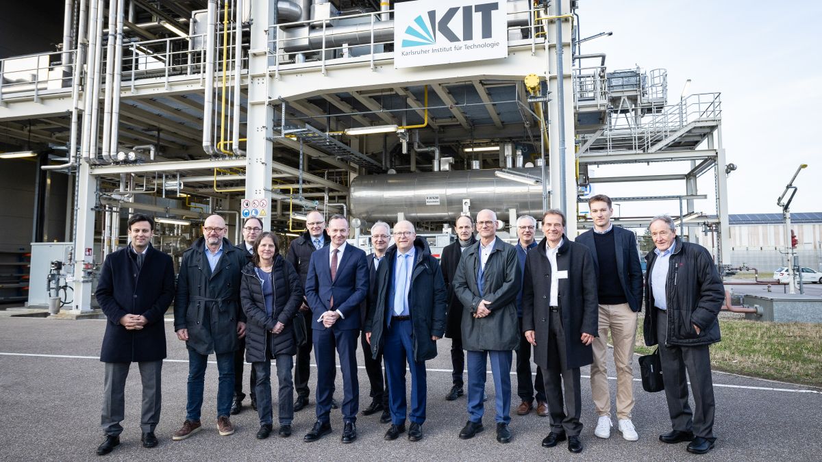 Besuchergruppe um Volker Wissing am Energy Lab am Campus Nord