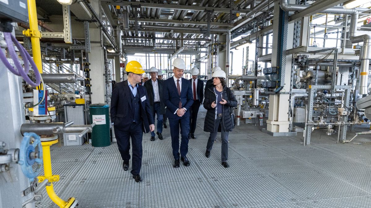 Volker Wissing und Kora Kristof in der Versuchsanlage bioliq, in der an der Kraftstoffgewinnung aus organischen Reststoffen geforscht wird.