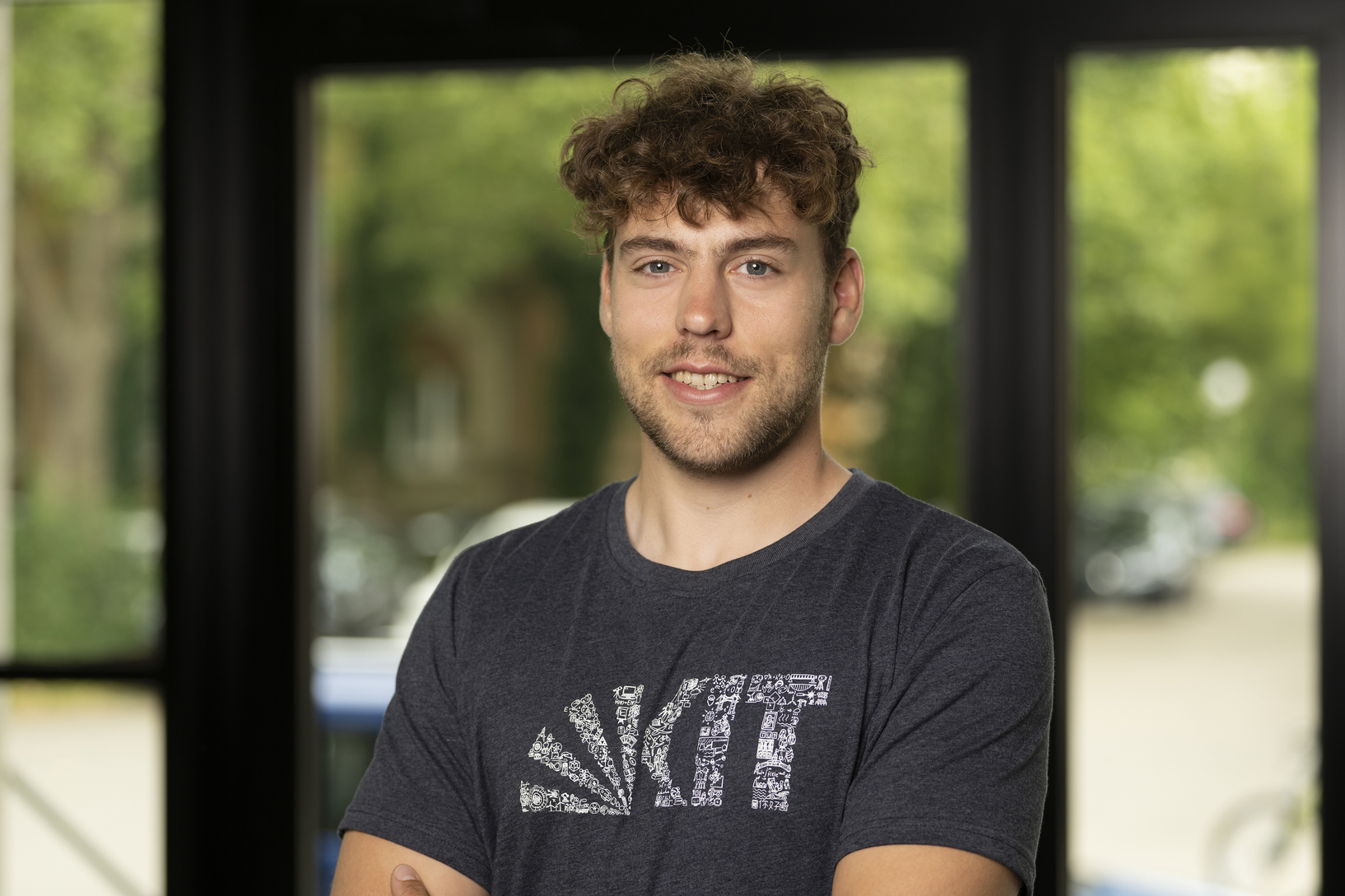 Student mit KIT-Shirt