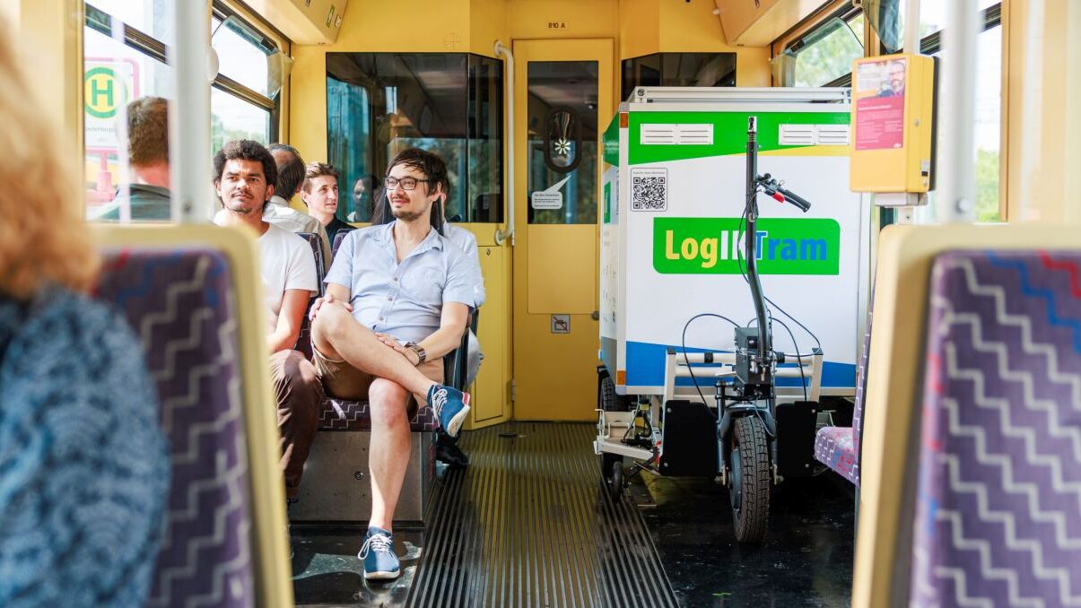 AVG Personen in der Straßenbahn mit LogIKTram-Anhänger