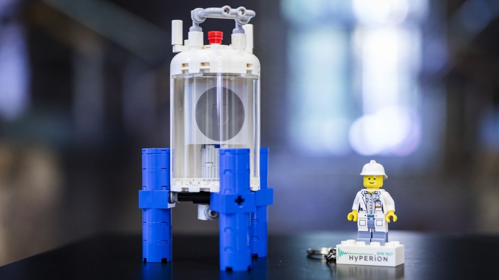 Der Sonderforschungsbereich HyPERiON am KIT setzt auf die Miniaturisierung der zentralen Komponenten der Magnetresonanztechnik.