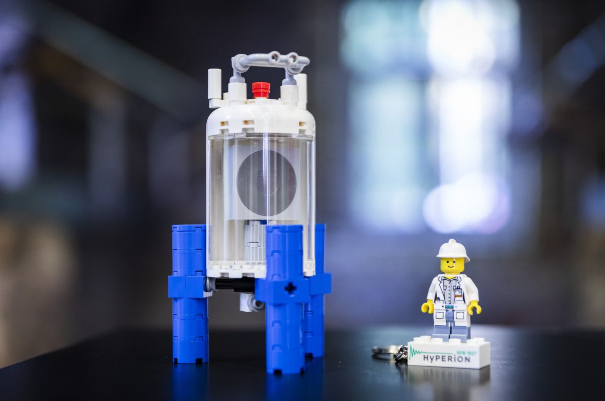 Der Sonderforschungsbereich HyPERiON am KIT setzt auf die Miniaturisierung der zentralen Komponenten der Magnetresonanztechnik.