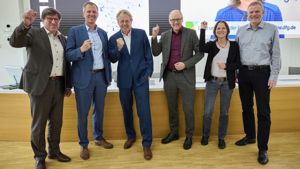 Gruppenbild des KIT-Präsidiums, das sich über den Erfolg in der Exzellenzstrategie freut.