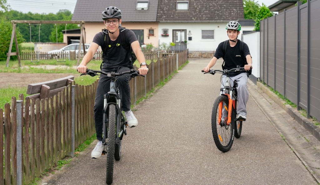 Auf zwei Rädern unterwegs: Schülerinnen und Schüler sammeln Kilometer, stärken nachhaltige Mobilität und fahren für einen besonderen Gewinn
