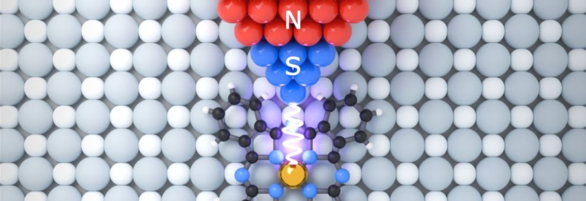 Forschende des KIT haben einen neuen Weg gefunden, den quantenmechanischen Zustand, Spin genannt, einzelner magnetischer Moleküle auf einer Oberfläche gezielt mit elektrischer Spannung zu steuern.