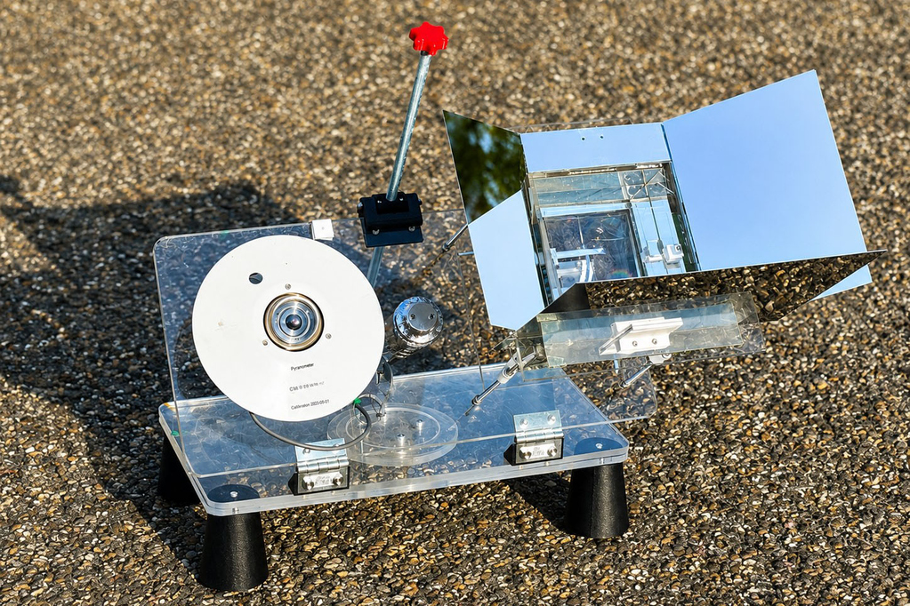 Prototyp eines hybriden Strahlungskühlungs- und Solarsystems zur gleichzeitigen Erzeugung von Strom, Wärme und Kälte
