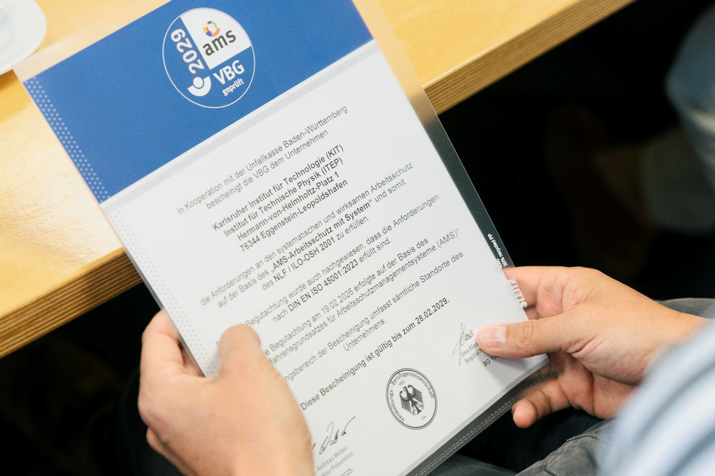 Offizielle Übergabe der Zertiﬁzierungsurkunde durch Vertreter der VBG und UKBW an die Institutsleitung und den Lenkungsausschuss des ITEP.