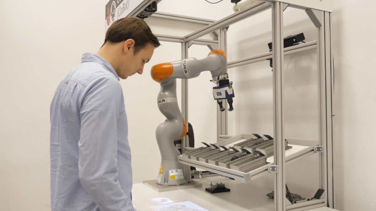 KI-Montagearbeitsplatz mit einem Roboterarm, der den Menschen kollaborativ in der manuellen Montage unterstützt