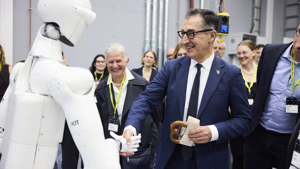 KIT zeigt humanoiden Roboter ARMAR beim Cyber Valley Day