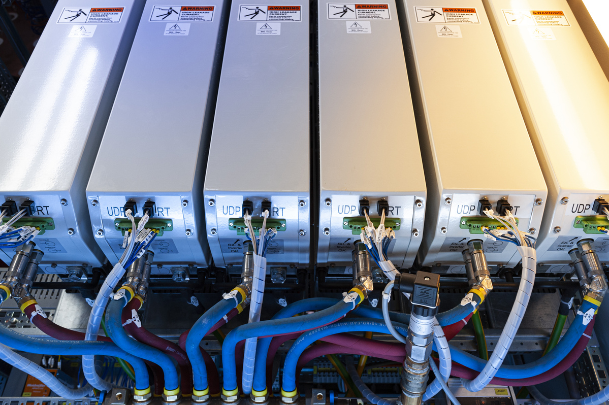 Leistungsverstärker im PHIL-Labor am Energy Lab 2.0, wo das komplexe Gesamtsystem Energie experimentell für die Forschung zur Energiewende zugänglich gemacht wird.