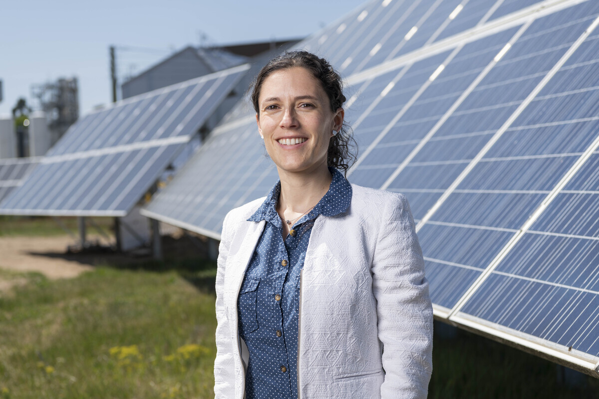 Nina Munzke trug die Hauptverantwortung für den Aufbau der PV-Anlage am KIT und betreut diese bis heute. (Foto: Amadeus Bramsiepe, KIT)