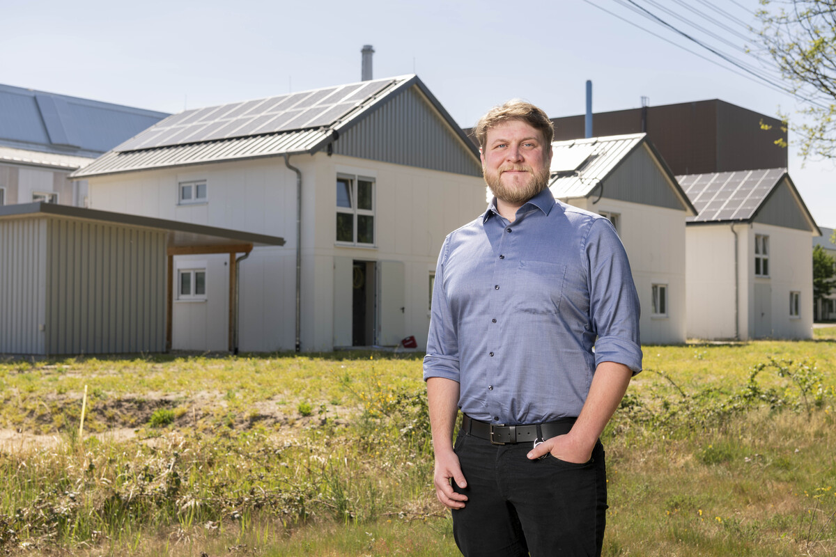 Für Jan Wachter bieten die Experimentalgebäude am Campus Nord des KIT eine gute Möglichkeit, verschiedene Aspekte der Energiewende erlebbar zu machen. (Foto: Amadeus Bramsiepe, KIT)