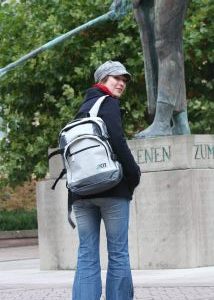 Gut ausger&uuml;stet: mit dem KIT-Erstsemesterrucksack (Foto: Jana Mayer)