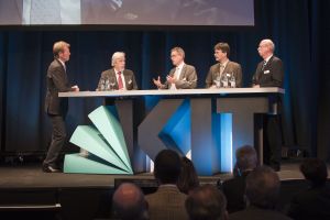 Talkrunde: Moderator Markus Brock, Professor Rolf-Dieter Heuer, Christoph G&uuml;mbel, Professor Uwe Str&auml;hle, Professor Wilfried Juling (von links; Foto: Markus Breig)