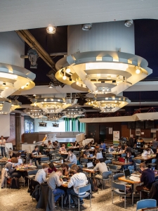 TheaBib&Bar: der neue Lernraum im Foyer des Badischen Staatstheaters (Bild: Felix Gr&uuml;nschlo&szlig;)