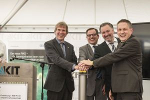 Start des Solarspeicherparks am KIT per Knopfdruck: (v.l.n.r) Holger Hanselka, Pr&auml;sident des KIT; Martin Eggstein, Ministerium f&uuml;r Umwelt, Klima und Energiewirtschaft Baden-W&uuml;rttemberg; Detlef Neuhaus, Gesch&auml;ftsf&uuml;hrer SOLARWATT; Werner Palm, Gesch&auml;ftsf&uuml;hrer KOSTAL Solar Electric.