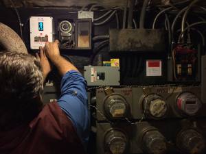 Der Smart Meter wird bei den Teilnehmern des Feldversuchs zus&auml;tzlich zur bestehenden Infrastruktur installiert (Foto: LO3 Energy)