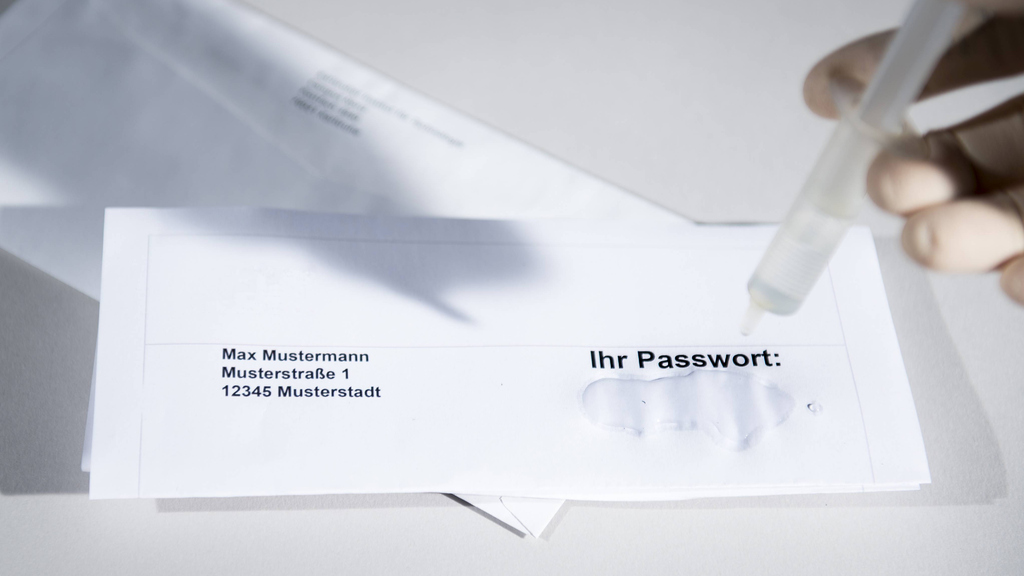 Unsichtbares Passwort: Die Information für die Verschlüsselung steckt im Molekül, zum Beispiel als Flüssigkeit auf Papier aufgetropft. (Foto: Amadeus Bramsiepe, KIT)
