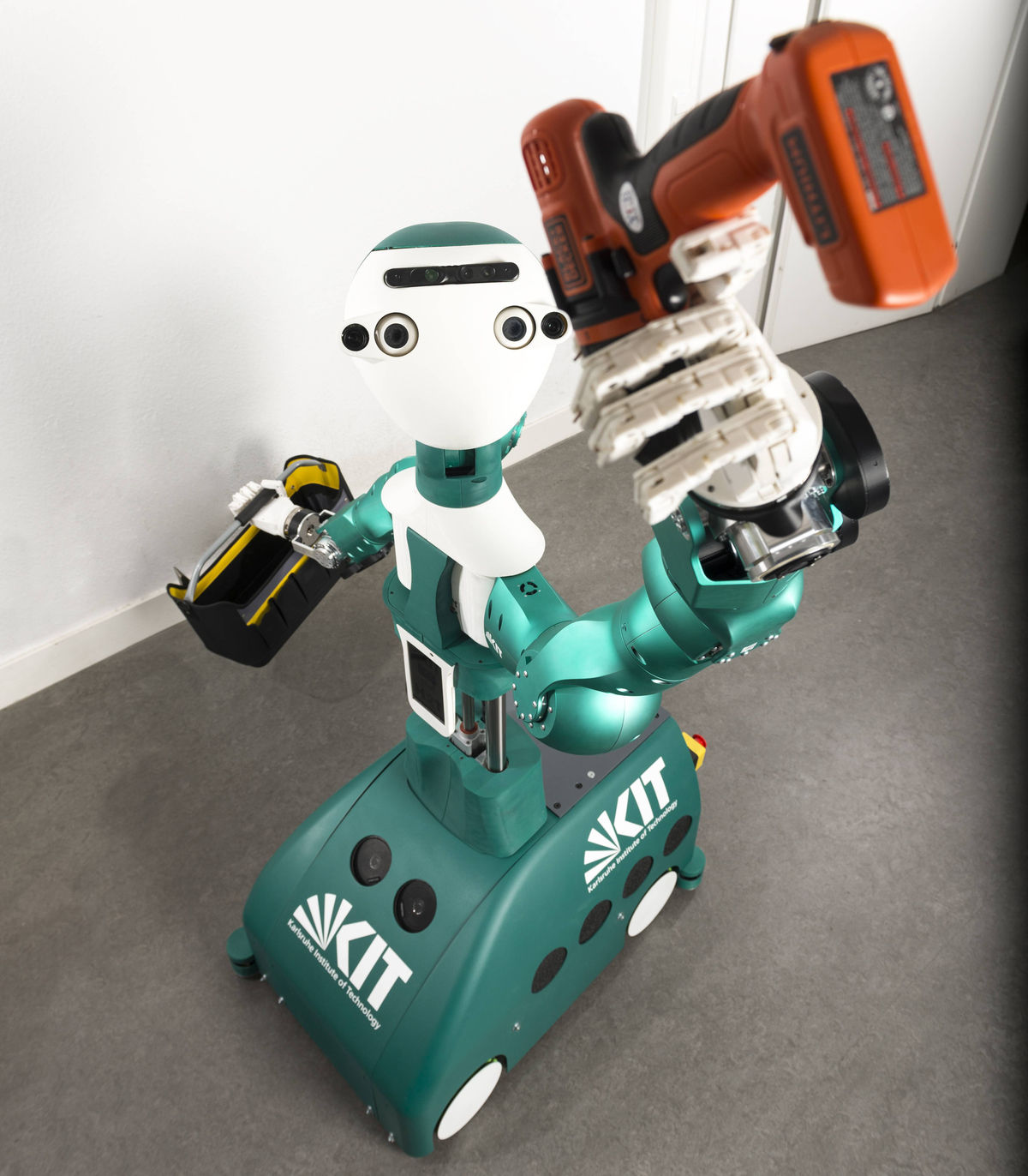 Lernwilliger Helfer: Der Assistenz-Roboter ARMAR 6 kann allein durch Beobachtung neue Fähigkeiten erwerben, Nutzer unterstützen und etwa Werkzeug reichen. (Bild:KIT/Laila Tkotz)