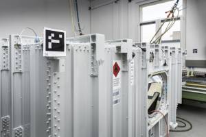 &Uuml;ber Umgebungsmarker am Tank wei&szlig; die AR-Brille, wo sich dieser befindet und wie gro&szlig; er ist, und kann so ein 3-D-Modell projizieren. (Foto: Markus Breig, KIT)