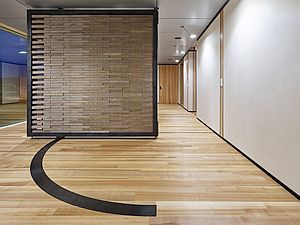 Auch mineralische Abfallstoffe wurden zu neuen Backsteinen verarbeitet, die m&ouml;rtellos verbaut wurden, um zuk&uuml;nftigen Generationen sortenrein zur Verf&uuml;gung zu stehen.  