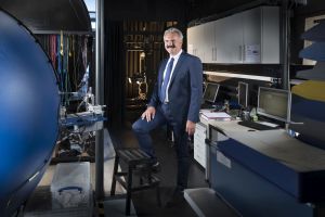 Cornelius Neumann forscht am KIT zur intelligenten Stra&szlig;enbeleuchtung.