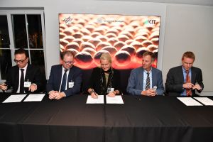 In Stuttgart unterzeichneten die Kooperationspartner eine Vereinbarung &uuml;ber den Aufbau von NADINE. V.l.n.r.: Andr&eacute; Thess, Leiter DLR-Institut f&uuml;r Technische Thermodynamik, Wolfram Ressel, Rektor der Universit&auml;t Stuttgart, Pascale Ehrenfreund, DLR-Vorstandsvorsitzende, Oliver Kraft, Vizepr&auml;sident des KIT, und Thomas Wetzel, Leiter des Instituts f&uuml;r Thermische Verfahrenstechnik des KIT. (Foto: DLR)