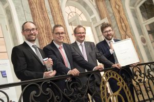 Die vier Gr&uuml;ndungsmitglieder von Nanoscribe von links nach rechts: Martin Hermatschweiler, Gesch&auml;ftsf&uuml;hrer der Nanoscribe GmbH, Prof. Martin Wegener, Institut f&uuml;r angewandte Physik und einer der Direktoren des Instituts f&uuml;r Nanotechnologie des KIT, Prof. Georg von Freymann, inzwischen Leiter der Arbeitsgruppe Optische Technologien und Photonik an der TU Kaiserslautern, sowie Dr. Michael Thiel, Chief Science Officer der Nanoscribe GmbH. 