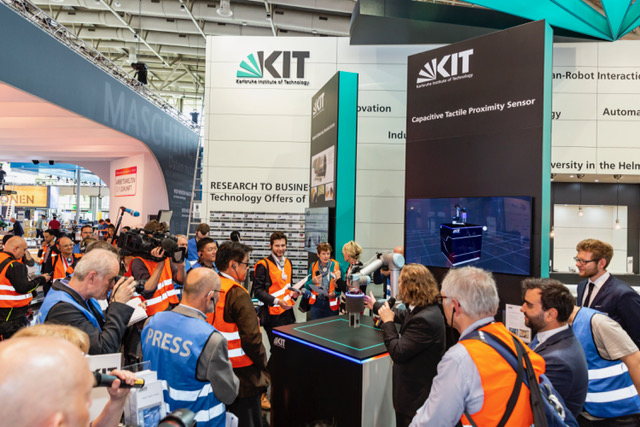 Medienvertreter am Stand des KIT auf der Hannover Messe