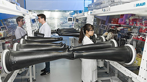 Forschende am HIU montieren Magnesiumbatterien unter Argon-Schutzgas. (Foto: Laila Tkotz/KIT)