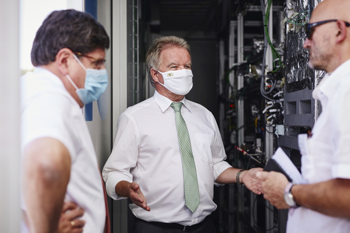 Professor Thomas Hirth, Vizepräsident für Innovation und Internationales des KIT, Umweltminister Franz Untersteller und Professor Roland Dittmeyer, wissenschaftlicher Koordinator des Energy Lab 2.0, im Gespräch (v.l.n.r.). (Foto: Magali Hauser, KIT)