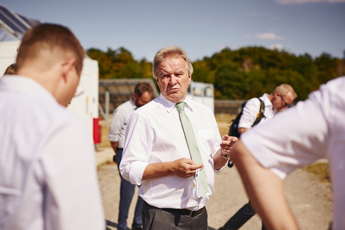 Der baden-württembergische Umweltminister Franz Untersteller war zu Besuch am KIT, um sich unter anderem über die Forschung am Energy Lab 2.0 zu informieren. (Foto: Magali Hauser, KIT)