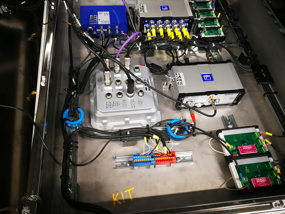 Messgeräte auf dem Dach einer Trambahn