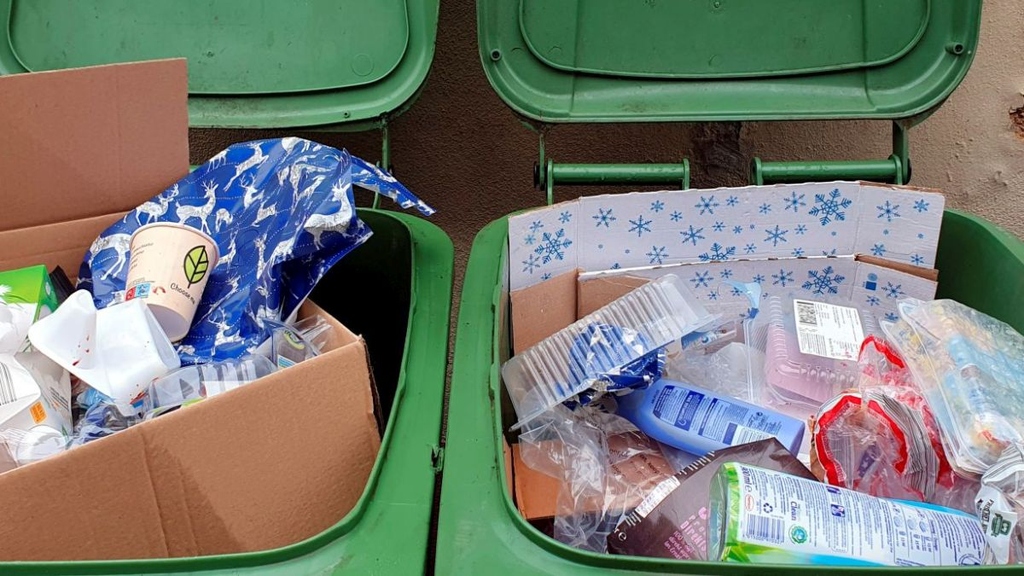 Wie Kunststoffe aus Haushaltsabfall zu wiederverwendbaren Transportkisten werden können, zeigen Studenten des KIT. (Foto: Gabi Zachmann, KIT)