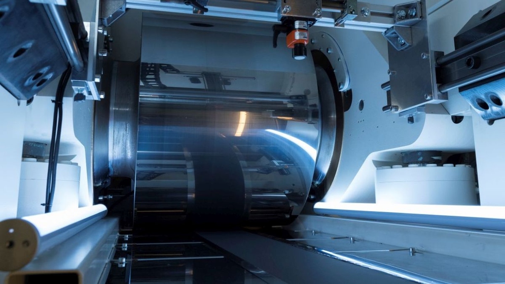 Optimierung des Kalandrierprozesses (Einstellung der Eigenschaften von Batterieelektroden) mit Methoden des Maschinellen Lernens. (Foto: Markus Breig, KIT)